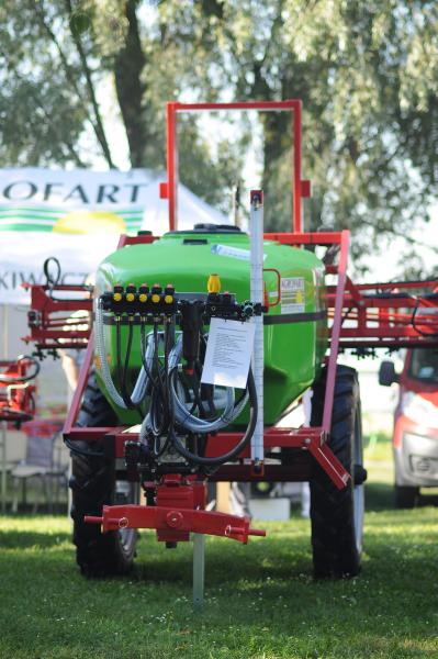 WHEELED  FIELD SPRAYER  AF2815