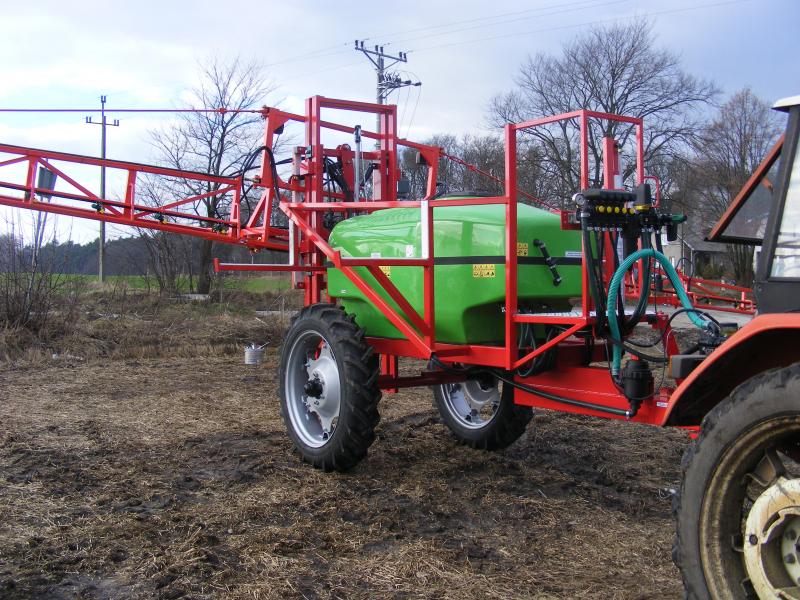 Opryskiwacz polowy ciągany z belką hydrauliczną AF1215H